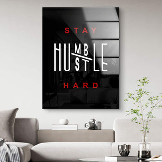 Modernes Wandbild mit dem Spruch 'Stay Humble Hustle Hard' im eleganten Wohnzimmer