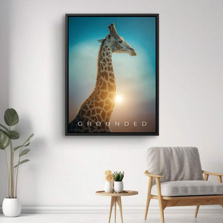 Modernes Wandbild mit Giraffe, Sonnenuntergang und Schriftzug GROUNDDED, Wohnzimmer-Dekor