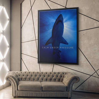 Modernes Wohnzimmer mit Hai-Wandbild und Motivationsspruch Calm Under Pressure an geometrischer Wand.