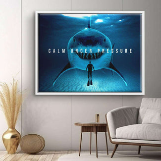 Modernes Wandbild mit Taucher vor großem Hai, Motivationsspruch Calm Under Pressure, Wohnzimmer