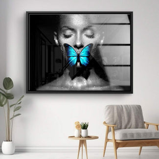 Modernes Wandbild mit porträtierter Frau in Schwarz-Weiß und blauem Schmetterling auf dem Mund.