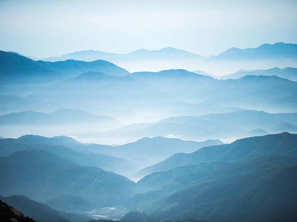 Gebirge im Morgennebel