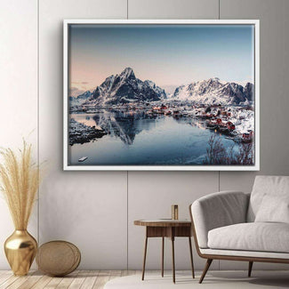 Leinwandbild Alpen Landschaft mit schneebedeckten Bergen und See im modernen Wohnzimmer