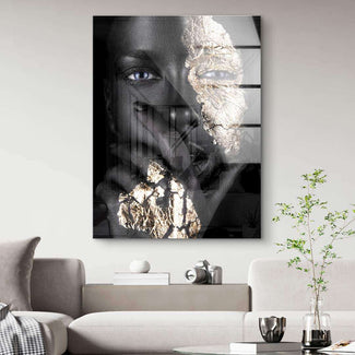 Modernes Wandbild mit Porträt, goldenen Akzenten und abstrakter Kunst im Wohnzimmer