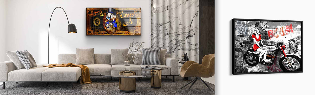 Modernes Wohnzimmer mit Pop-Art Wandbildern, Comic-Motiv und Motorrad auf Kunstdruck.