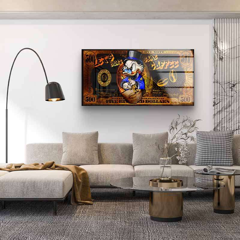 Modernes Wohnzimmer mit Pop Art Wandbild im Geldschein-Design und Comic-Ente über Sofa