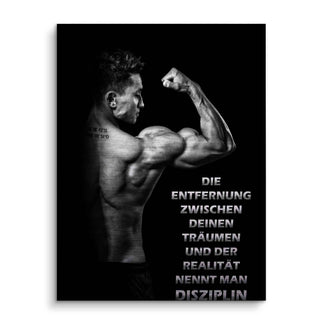 Motivationsbild mit muskulösem Sportler, Bodybuilder posiert, Zitat über Disziplin, schwarz-weiß