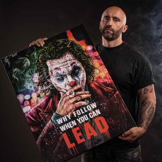 Mann hält Wandbild mit Joker Pop Art Motiv und Motivationsspruch, düsterer Hintergrund