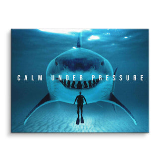 Motivationsbild Leinwand Hai und Taucher unter Wasser mit Schriftzug Calm Under Pressure