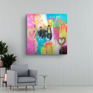 Modernes Wandbild mit farbenfrohem Graffiti, Schriftzug Be you und Herzmotiven im Wohnzimmer.