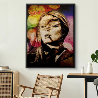 Pop Art Wandbild einer Frau mit Zigarette vor buntem Hintergrund, moderne Wanddekoration