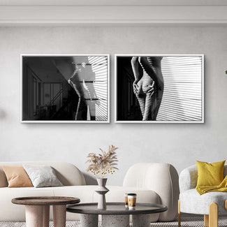 Modernes Wohnzimmer mit zwei schwarz-weißen Wandbildern, Frauen Silhouette, Licht und Schatten