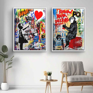 Zwei bunte Street-Art-Wandbilder mit Mädchen, Herz-Ballon und Affe im modernen Wohnzimmer