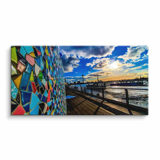 Farbenfrohes Mosaik an Wand mit Ufer, Sonnenuntergang und Skyline im Hintergrund auf Leinwand