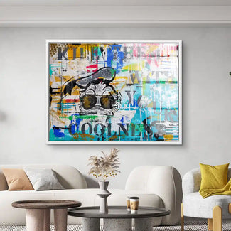 Modernes Wohnzimmer mit buntem Pop Art Wandbild, Comic-Ente mit Sonnenbrille, abstrakte Farben