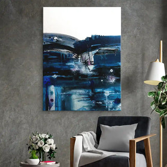 Abstraktes Wandbild in Blau und Weiß mit dunklen Strukturen, moderne Wohnzimmer-Deko