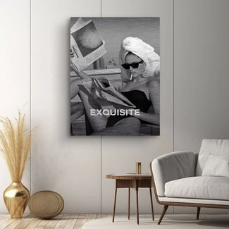 Schwarzweiß-Wandbild mit Frau im Badeanzug, Sonnenbrille und Handtuchturban, liest Zeitung, Aufschrift EXQUISITE, modernes Wohnzimmer-Dekor.