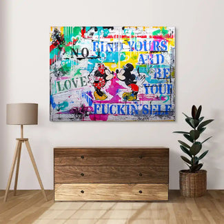 Modernes, buntes Wandbild im Pop Art Stil mit Comic-Figuren und Schriftzug in Wohnzimmer