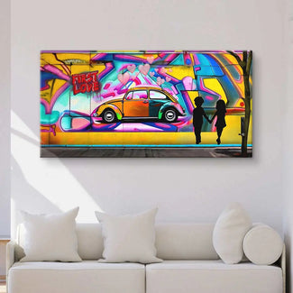 Buntes Wandbild mit VW Käfer, Graffiti-Herzen und Silhouetten von zwei Kindern