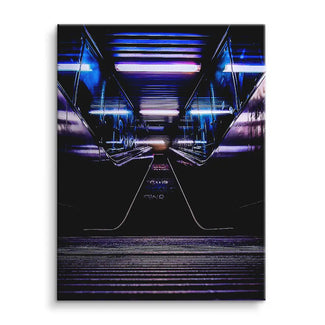 Modernes Wandbild mit neonbeleuchtetem futuristischem Flur, Spiegelungen und lila-blauen Lichtern.