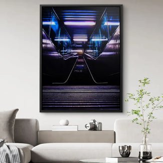 Modernes Wandbild mit futuristischer U-Bahn-Szene und neonblauen Lichtern im Wohnzimmer
