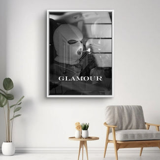 Modernes Wandbild in Schwarz-Weiß mit Maskenmotiv und Aufschrift Glamour an weißer Wand