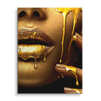 Modernes Wandbild einer Frau mit goldener, glänzender Farbe auf Lippen und Haut