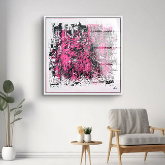 Modernes abstraktes Wandbild in Pink und Schwarz, Wohnzimmer mit Sessel und Pflanzen