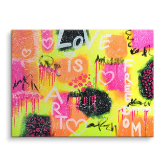 Buntes Wandbild im Street-Art-Stil mit Text Love is Art Freedom, Neonfarben und Herzmotiven.