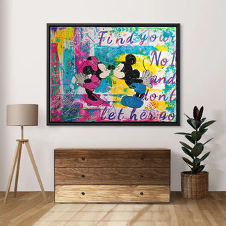 Modernes Pop Art Wandbild mit Comic-Figuren und Liebesmotiv, bunt gestaltet über Kommode