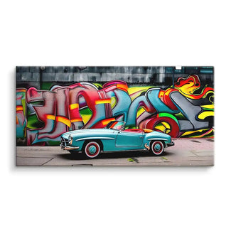 Kunstbild mit türkisfarbenem Oldtimer Cabrio vor bunter Graffiti-Wand, urbanes Wandbild