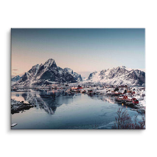 Wandbild mit verschneitem Fischerdorf, Bergen und See im Winter auf Leinwand