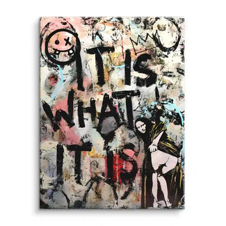 Modernes Wandbild mit Graffiti-Stil, Mona Lisa Motiv und Schriftzug 'It is what it is'.