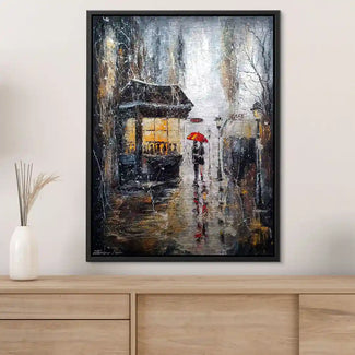 Nostalgisches Wandbild mit regnerischer Straßenszene, Person mit rotem Regenschirm vor beleuchtetem Café.