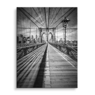 Schwarzweiß-Wandbild der Brooklyn Bridge in New York City mit Skyline und Seilen