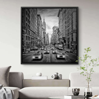 Schwarz-weiß Wandbild mit New York City Skyline und belebter Fifth Avenue im Wohnzimmer