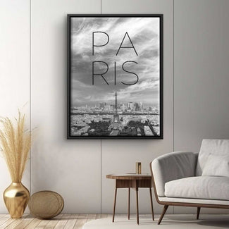 Schwarzweiß Wandbild mit Eiffelturm und Schriftzug PARIS, modern eingerahmt im Wohnzimmer