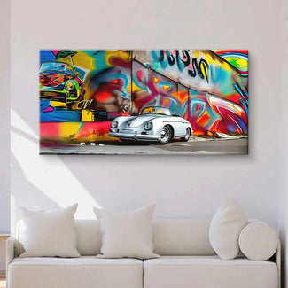 Wandbild mit weißem Porsche Cabrio vor bunter Graffiti-Wand im modernen Wohnzimmer