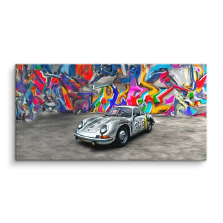 Wandbild mit silbernem Porsche Oldtimer vor bunter Graffiti-Kulisse, Motorsport Kunst