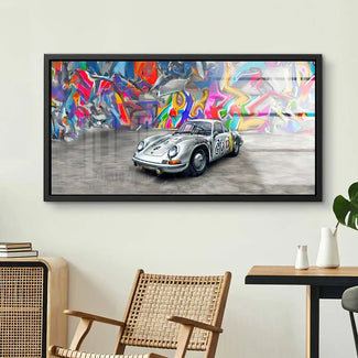 Wandbild mit silbernem Porsche-Rennwagen vor bunter Graffiti-Kunst, modern eingerichtet