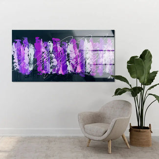Modernes Wandbild mit lila abstrakten Blumenmotiven im Wohnzimmer, elegante Kunst auf Leinwand.