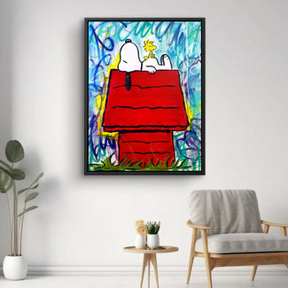 Modernes Wandbild mit Comicfigur entspannt auf rotem Hundehäuschen, Wohnzimmer-Deko