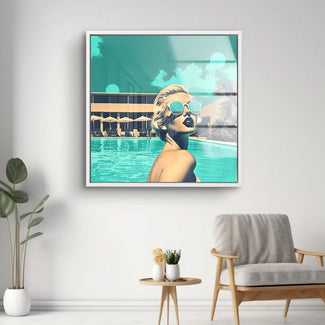 Modernes Wandbild mit stilisierter Frau in Sonnenbrille am Pool, Pop Art Design in Wohnzimmer
