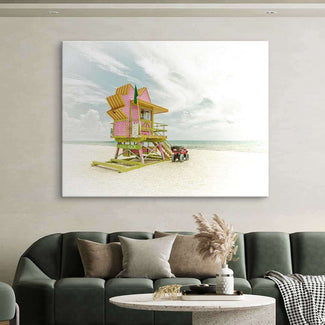 Wandbild mit pink-gelbem Lifeguard-Haus am Strand im Vintage Miami Beach Stil