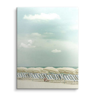 Vintage Strandbild auf Leinwand mit Liegen, Sonnenschirmen und ruhigem Meer unter blauem Himmel