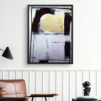 Modernes abstraktes Wandbild mit schwarzen und gelben Farbakzenten im Wohnzimmer