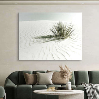 Modernes Wandbild mit Wüstenpflanze auf weißem Sand im Wohnzimmer, Vintage Kunst