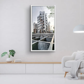 Modernes Wandbild mit abstrakt fotografiertem Gebäude, dekorativ im Wohnzimmer an weißer Wand.