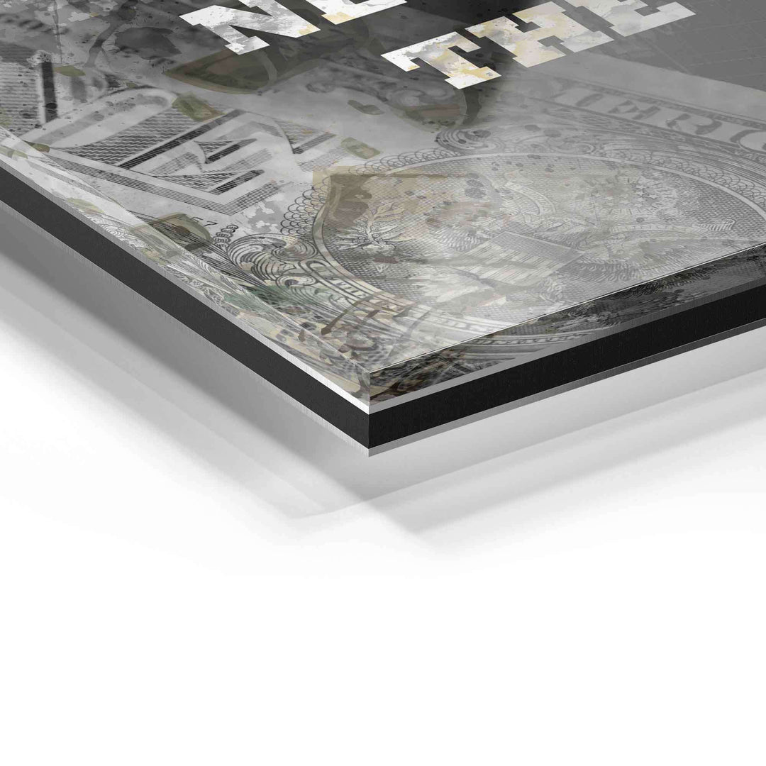 Detailansicht eines modernen Acrylglas-Wandbilds mit Geldschein-Motiv und Text
