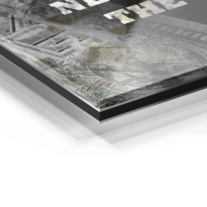 Detailansicht eines modernen Acrylglas-Wandbilds mit Geldschein-Motiv und Text